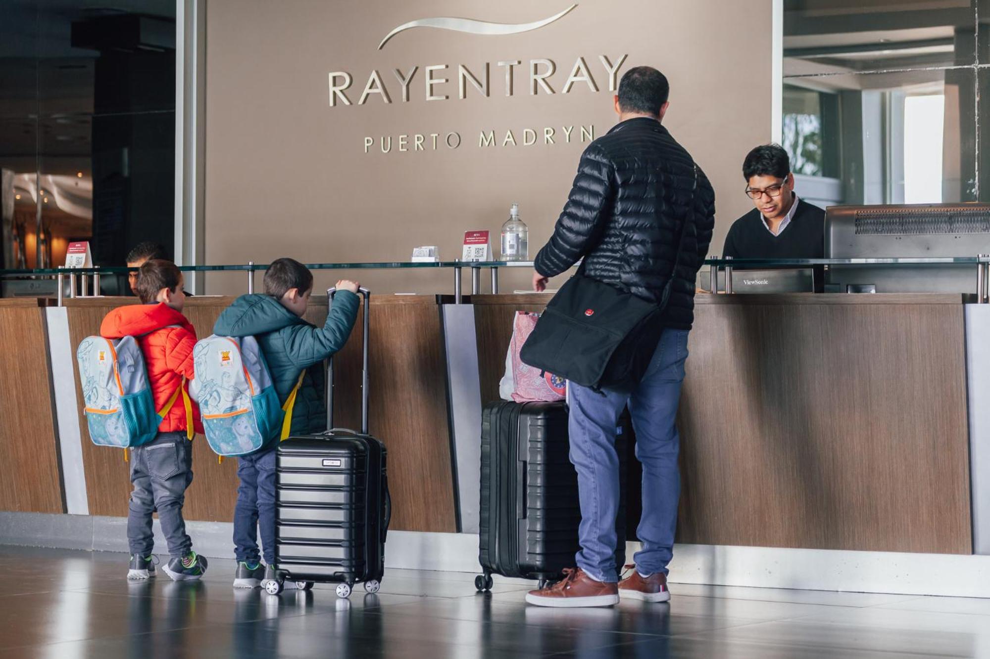 Rayentray Grand Hotel ปวยร์โตมาดริน ภายนอก รูปภาพ